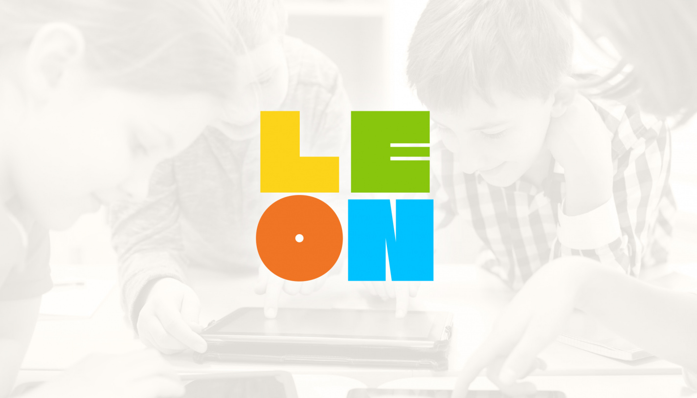 LEON Logo vor einem Foto von Kindern, die mit einem ipad lernen